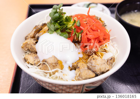 おいしい鶏肉ハラミ炭火焼き丼 おいしい鶏肉ハラミ炭火焼き丼 136018165