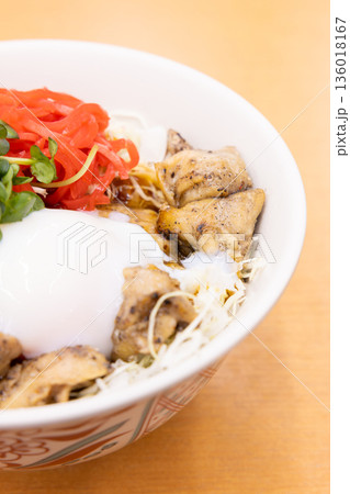 おいしい鶏肉ハラミ炭火焼き丼 136018167