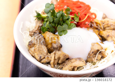 おいしい鶏肉ハラミ炭火焼き丼 136018172