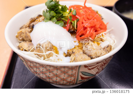 おいしい鶏肉ハラミ炭火焼き丼 136018175