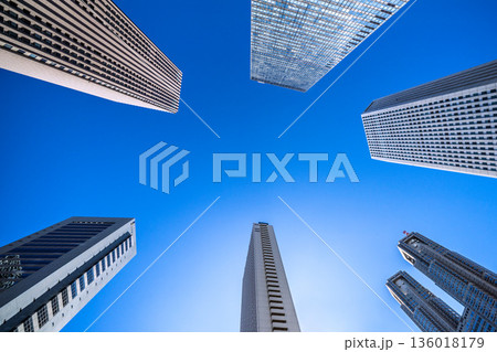 日本の東京都市景観　新宿のビジネス街や東京都庁などを望む。青空が広がる＝令和8年1月25日 136018179