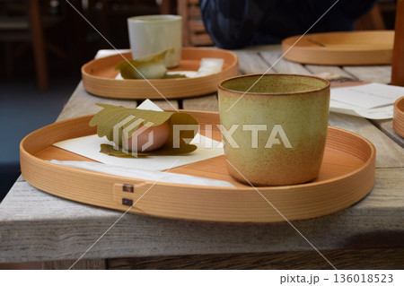 お盆に載ったお茶と柏餅 お盆に載ったお茶と柏餅 136018523