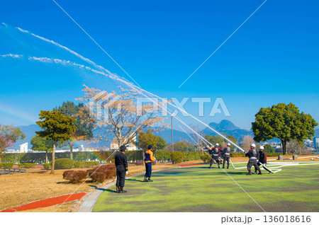 消防出初式の一斉放水 136018616