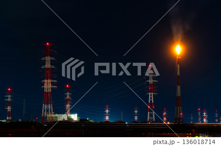 京浜工業地帯夜景・燃える炎と送電線 136018714