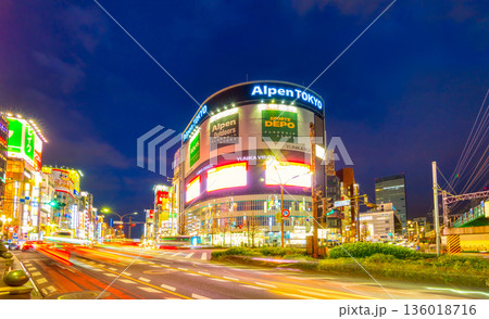 東京新宿駅前・夜景 136018716