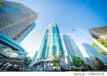 東京・東新橋　超広角で望む高層ビル群 136018719