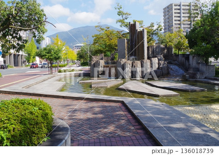 呉市蔵本通り水の広場の景色 136018739