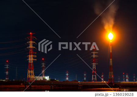京浜工業地帯夜景・燃える炎と送電線 136019028