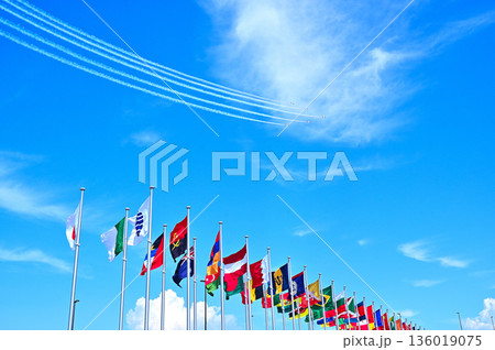 青空に映える国旗とブルーインパルス 青空に映える国旗とブルーインパルス 136019075