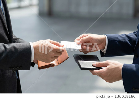 屋外で名刺交換するビジネスマンの手元の俯瞰 136019160
