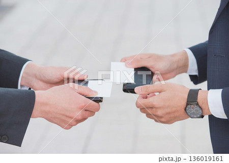 名刺交換、ビジネスマン 136019161