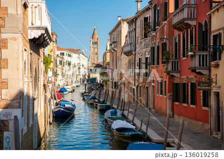 水の都ヴェネツィア 小運河沿いの色鮮やかな建物と教会の鐘楼 水の都ヴェネツィア 小運河沿いの色鮮やかな建物と教会の鐘楼 136019258