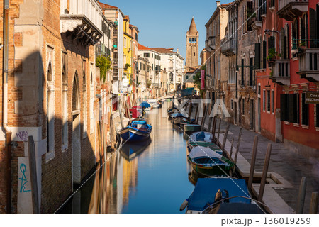 水の都ヴェネツィア 小運河沿いの色鮮やかな建物と教会の鐘楼 水の都ヴェネツィア 小運河沿いの色鮮やかな建物と教会の鐘楼 136019259