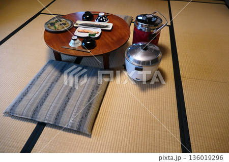 岩手県盛岡市鉈屋町町屋ミュージアムの昭和の町屋の食卓風景 136019296