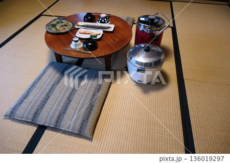 岩手県盛岡市鉈屋町町屋ミュージアムの昭和の町屋の食卓風景 136019297