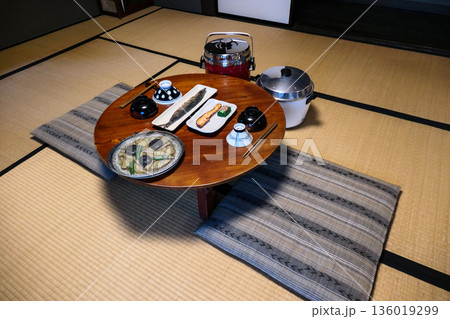 岩手県盛岡市鉈屋町町屋ミュージアムの昭和の町屋の食卓風景 岩手県盛岡市鉈屋町町屋ミュージアムの昭和の町屋の食卓風景 136019299