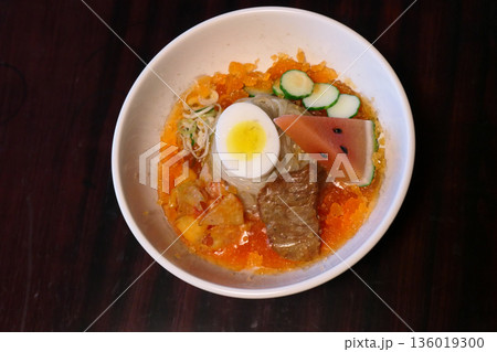 岩手県盛岡市の三大麺の一つの冷麺の本物そっくりのレプリカ 岩手県盛岡市の三大麺の一つの冷麺の本物そっくりのレプリカ 136019300