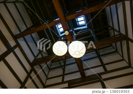 岩手県盛岡市明治時代の町屋のの吹き抜け様式と和紙の照明 136019303