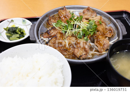おいしい味噌だれ牛カルビ焼き肉定食 136019731