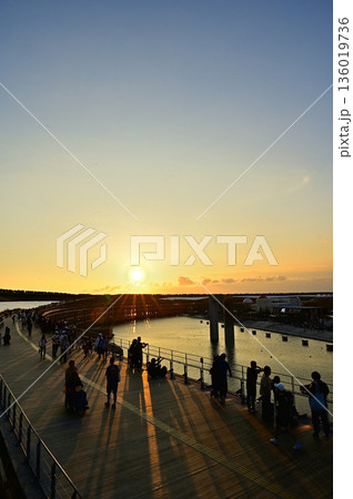 大阪万博に沈む夕日 大阪万博に沈む夕日 136019736