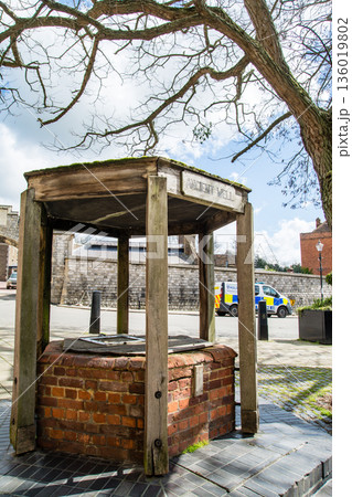 赤レンガの枠組みと木の屋根が付いた大昔の井戸　ロンドン郊外のウィンザーの街並み 136019802