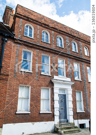 明るい日差しの下の赤レンガで作られた歴史的な建物　ロンドン郊外のウィンザーの街並み 136019804