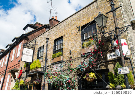 明るい日差しの下のパブの看板と植木で飾られた歴史的なレンガ造りの建物　ロンドン郊外のウィンザーにて 136019810