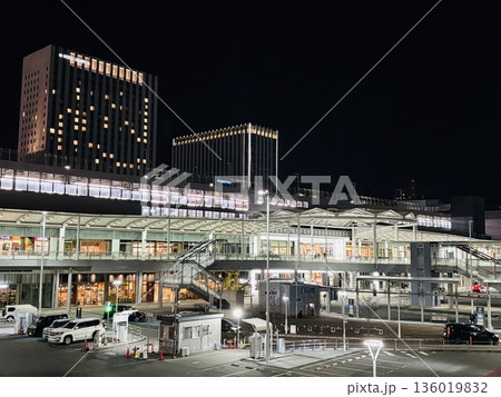 広島駅ホームを見下ろす夜景_JR広島駅北口_新幹線のホーム 広島駅ホームを見下ろす夜景_JR広島駅北口_新幹線のホーム 136019832