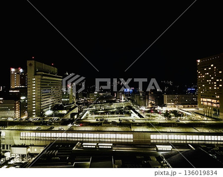 広島駅ホームを見下ろす夜景_JR広島駅北口_新幹線のホーム 136019834