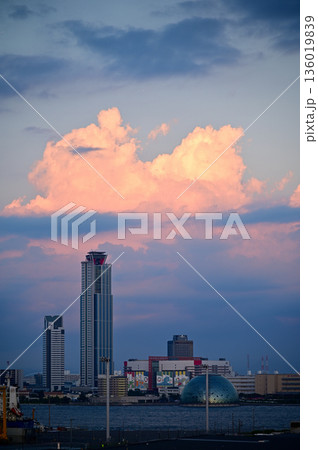 宵闇迫る大阪南港 136019839