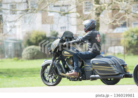 ロンドン郊外のウィンザー城から続くザ・ロング・ウォークの道を進む大型バイクの集団 ロンドン郊外のウィンザー城から続くザ・ロング・ウォークの道を進む大型バイクの集団 136019981