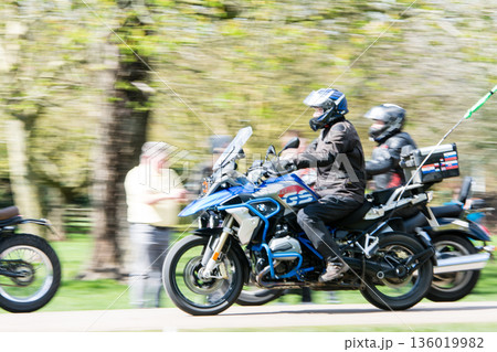 ロンドン郊外のウィンザー城から続くザ・ロング・ウォークの道を進む大型バイクの集団 ロンドン郊外のウィンザー城から続くザ・ロング・ウォークの道を進む大型バイクの集団 136019982