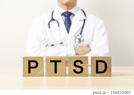 「PTSD」と書かれたブロックと医師 136020007