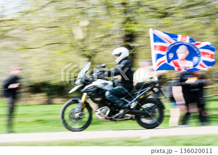 ロンドン郊外のウィンザー城から続くザ・ロング・ウォークの道を進む大型バイクの集団 ロンドン郊外のウィンザー城から続くザ・ロング・ウォークの道を進む大型バイクの集団 136020011