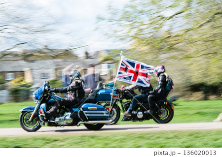 ロンドン郊外のウィンザー城から続くザ・ロング・ウォークの道を進む大型バイクの集団 ロンドン郊外のウィンザー城から続くザ・ロング・ウォークの道を進む大型バイクの集団 136020013