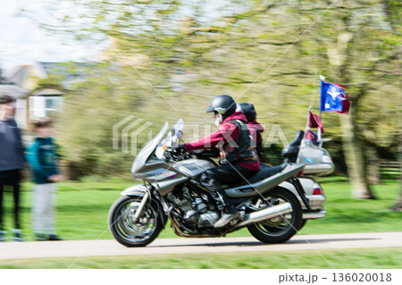 ロンドン郊外のウィンザー城から続くザ・ロング・ウォークの道を進む大型バイクの集団 ロンドン郊外のウィンザー城から続くザ・ロング・ウォークの道を進む大型バイクの集団 136020018