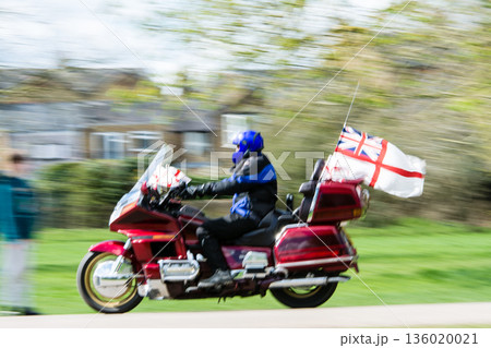 ロンドン郊外のウィンザー城から続くザ・ロング・ウォークの道を進む大型バイクの集団 ロンドン郊外のウィンザー城から続くザ・ロング・ウォークの道を進む大型バイクの集団 136020021