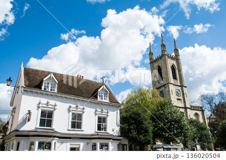 明るい日差しの下の石造りの歴史的な教会　ロンドン郊外のウィンザーの街並み 136020504