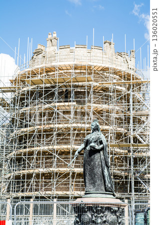明るい青空と浮かぶ雲の下の工事のための足場が組まれ歴史的な石造りのウィンザー城　ロンドン郊外の街並み 136020551