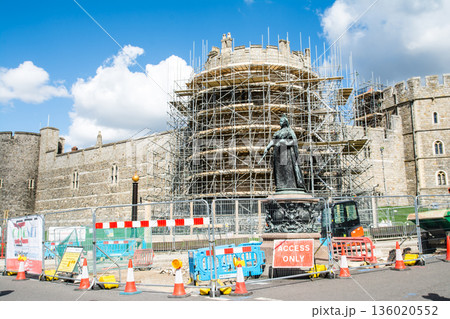 明るい青空と浮かぶ雲の下の工事のための足場が組まれ歴史的な石造りのウィンザー城　ロンドン郊外の街並み 136020552