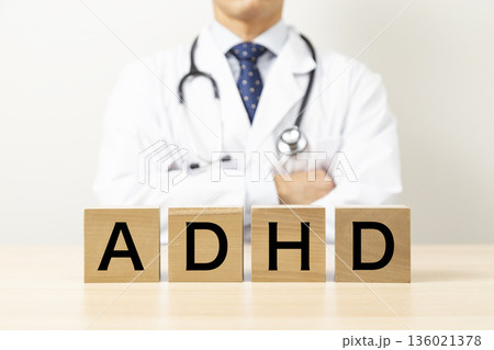 「ADHD」と書かれたブロックと医師 「ADHD」と書かれたブロックと医師 136021378