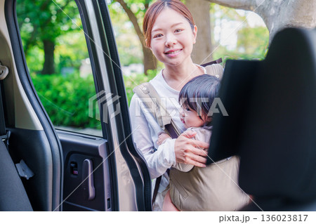 抱っこ紐で子供と一緒にタクシーに乗る女性 抱っこ紐で子供と一緒にタクシーに乗る女性 136023817