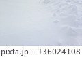余白のある雪原と冬の背景素材 136024108