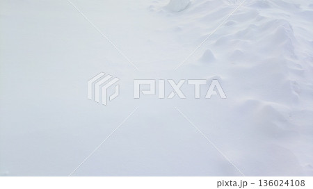 余白のある雪原と冬の背景素材 余白のある雪原と冬の背景素材 136024108