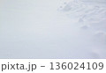 起伏のある雪原と冬のテクスチャ背景 136024109