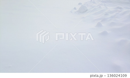 起伏のある雪原と冬のテクスチャ背景 起伏のある雪原と冬のテクスチャ背景 136024109