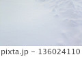 雪の起伏が連なる冬の雪原背景 136024110