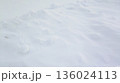 なだらかな雪の斜面と冬の抽象背景 136024113