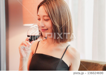 ホテルの客室でワインを楽しむ大人の女性 136024690