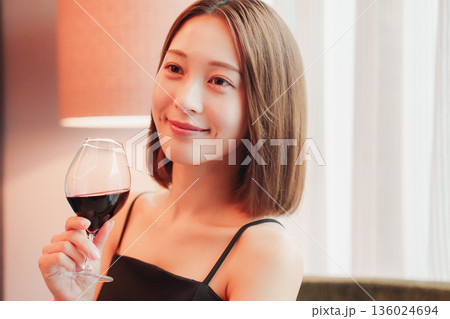 ホテルの客室でワインを楽しむ大人の女性 136024694
